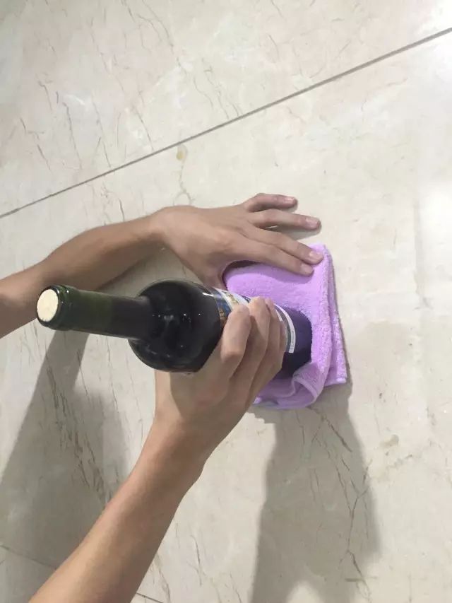 Wall tapping method illustration